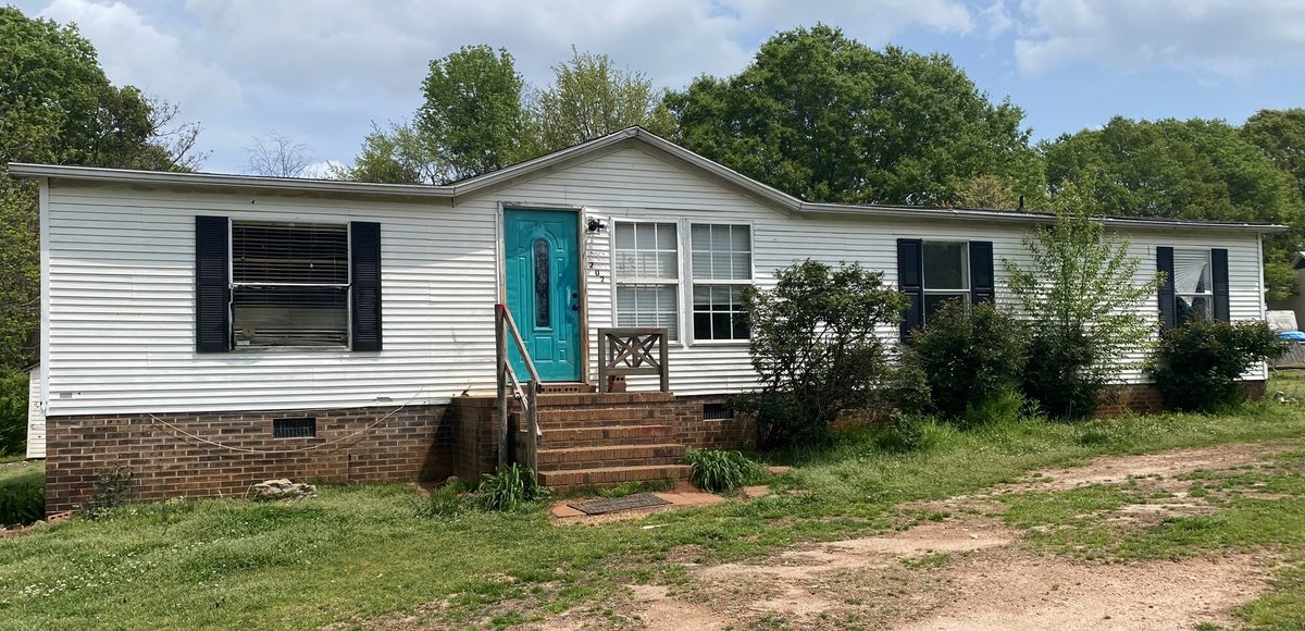 Williamston SC exterior before renovation by Elevation Home Partners